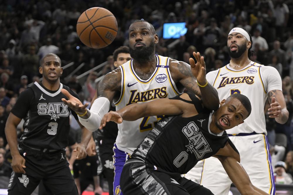 利用其体格 利用其体格